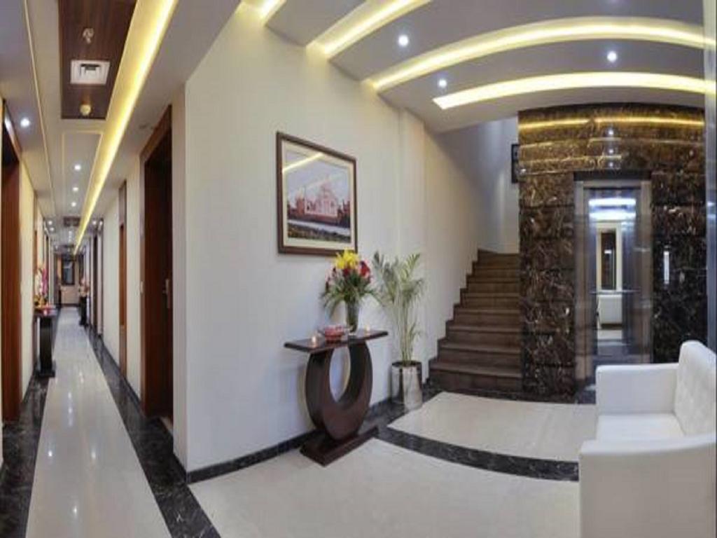 Hotel Seven Hills Tower Агра Стая снимка
