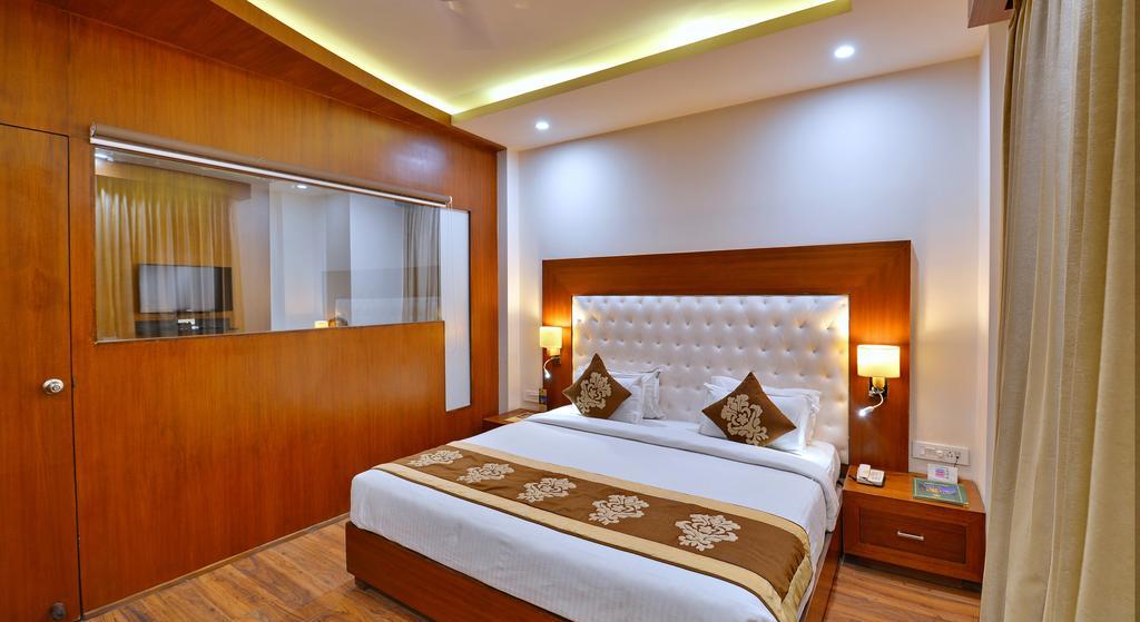 Hotel Seven Hills Tower Агра Екстериор снимка