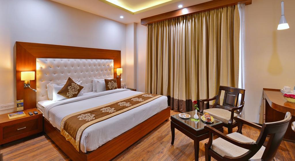 Hotel Seven Hills Tower Агра Екстериор снимка