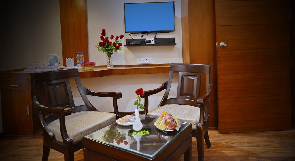 Hotel Seven Hills Tower Агра Екстериор снимка