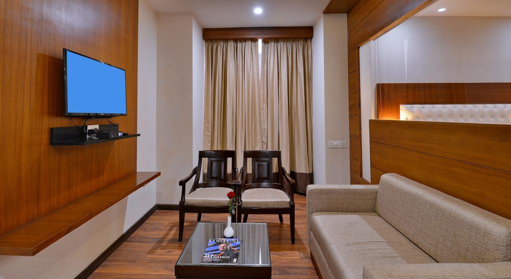 Hotel Seven Hills Tower Агра Екстериор снимка