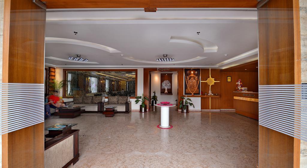 Hotel Seven Hills Tower Агра Екстериор снимка