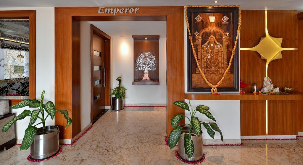 Hotel Seven Hills Tower Агра Екстериор снимка