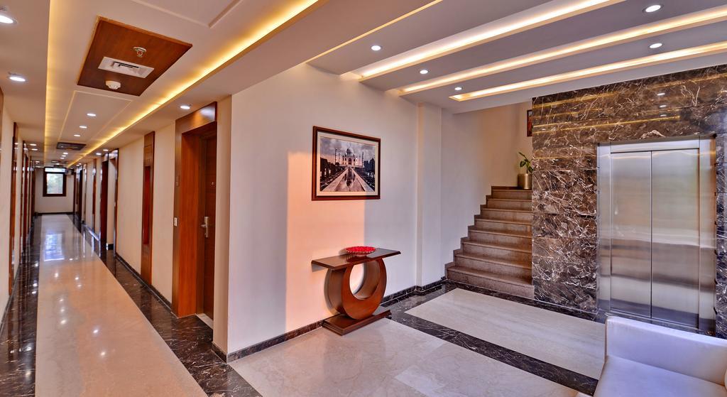 Hotel Seven Hills Tower Агра Екстериор снимка