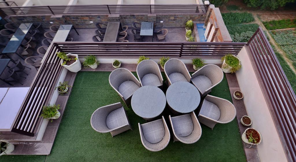 Hotel Seven Hills Tower Агра Екстериор снимка