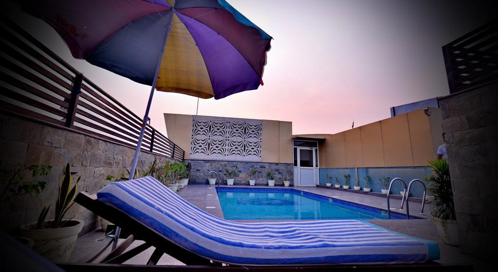 Hotel Seven Hills Tower Агра Екстериор снимка
