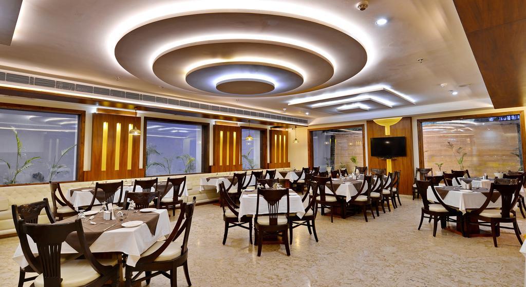 Hotel Seven Hills Tower Агра Екстериор снимка