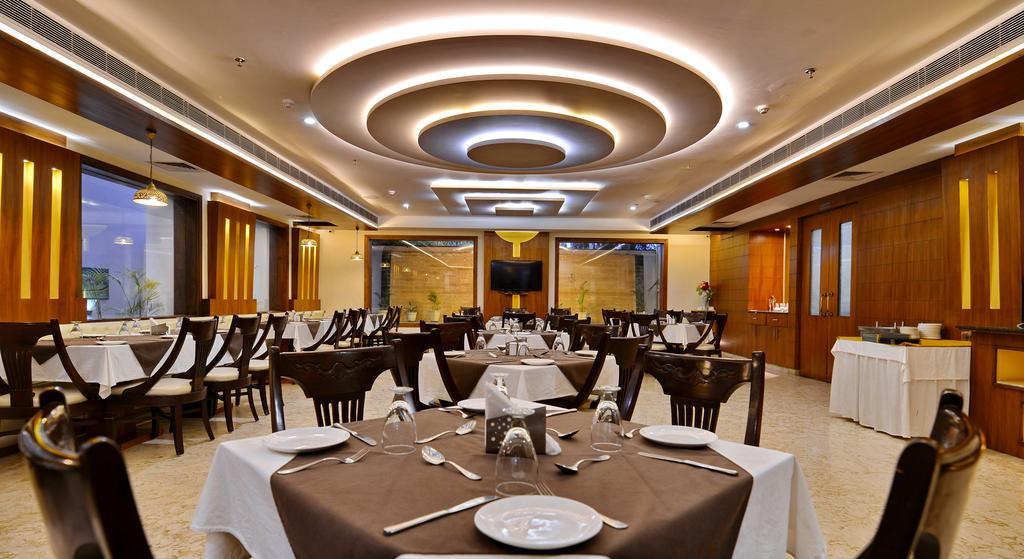 Hotel Seven Hills Tower Агра Екстериор снимка