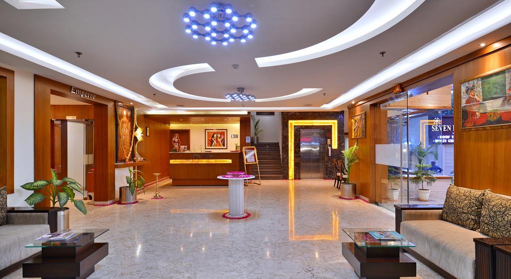 Hotel Seven Hills Tower Агра Екстериор снимка