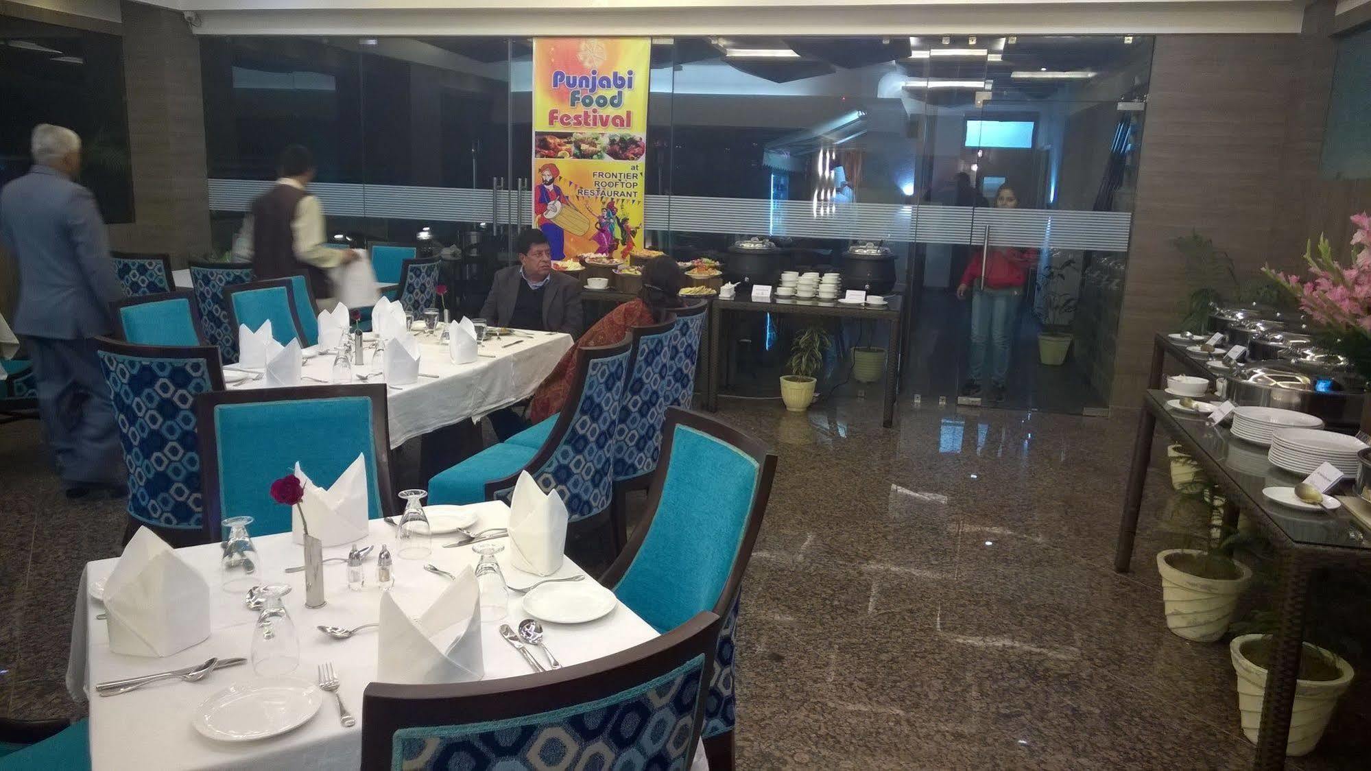 Hotel Seven Hills Tower Агра Екстериор снимка