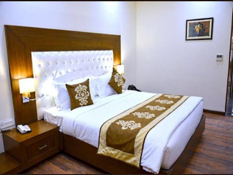 Hotel Seven Hills Tower Агра Екстериор снимка