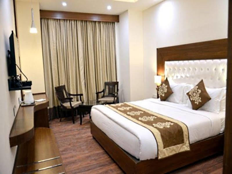 Hotel Seven Hills Tower Агра Екстериор снимка