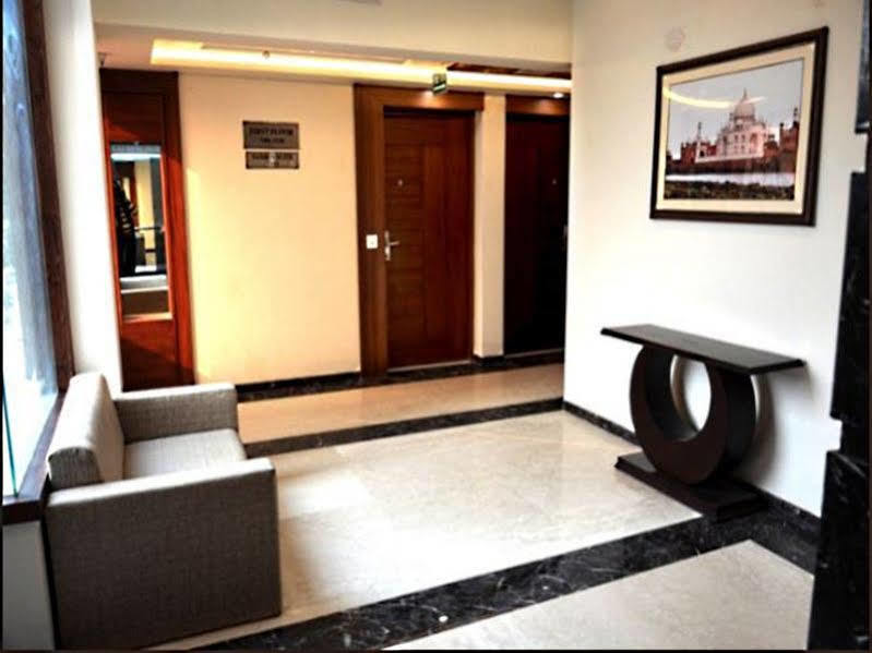 Hotel Seven Hills Tower Агра Екстериор снимка